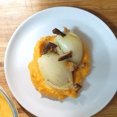 Idée recette 💡

Oignons rôtis farcis au camembert  et purée de potimarron 

Merci @cook.ekchajzer 👨‍🍳